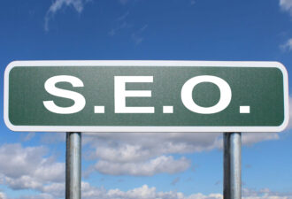 Optimització SEO en l'Era de la Intel·ligència Artificial: Estratègies destacades per ressaltar noves tendències com Google Brad i Copilot.